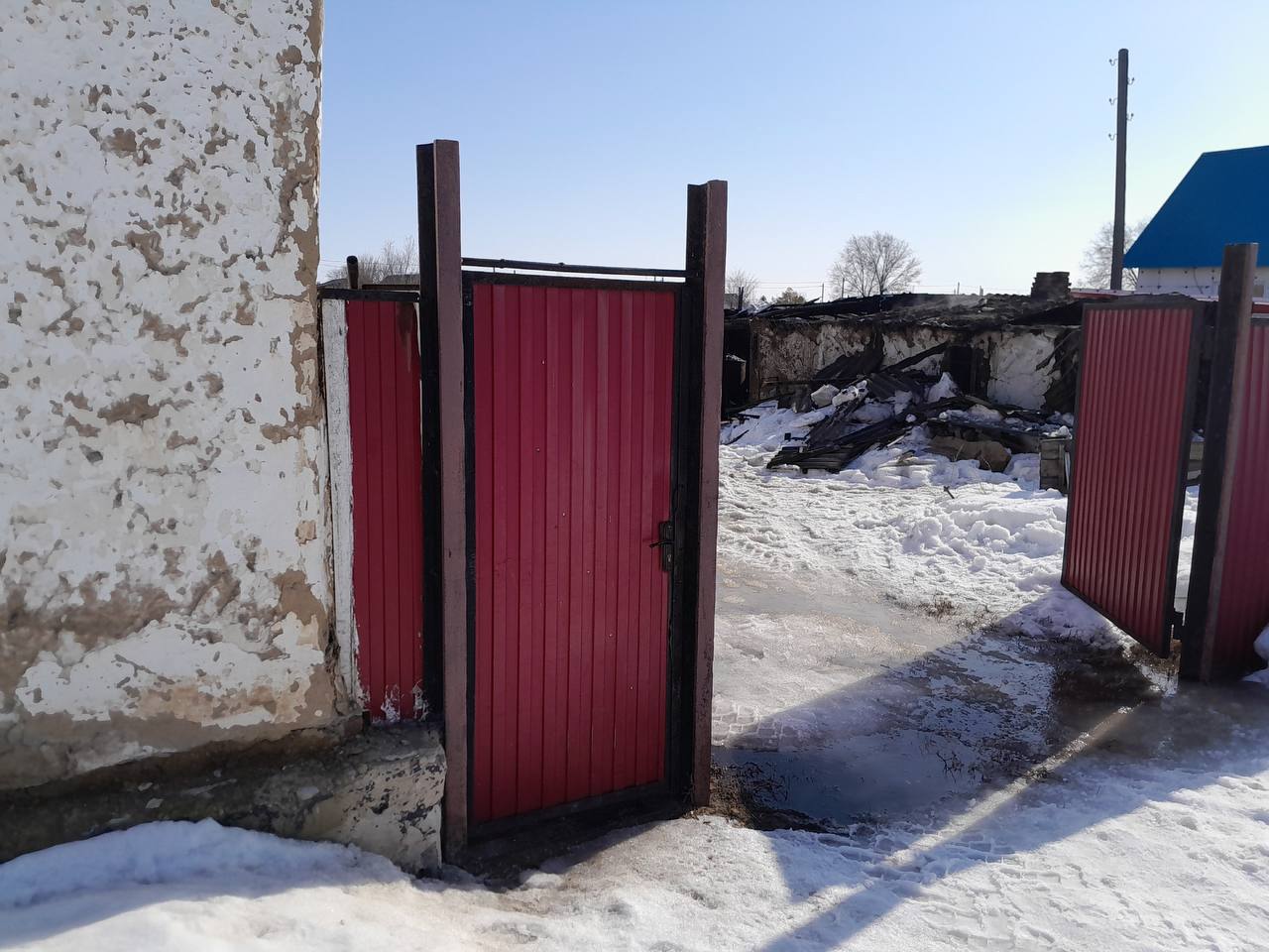 В селе Изобильное пожар уничтожил хозпостройки на 30 квадратах В селе Изобильное пожар уничтожил хозпостройки на 30 квадратах