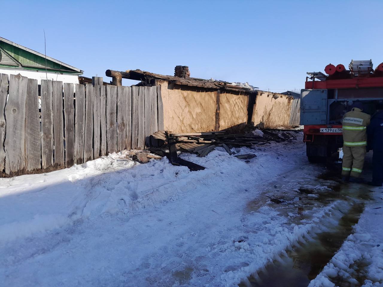 В селе Изобильное пожар уничтожил хозпостройки на 30 квадратах В селе Изобильное пожар уничтожил хозпостройки на 30 квадратах