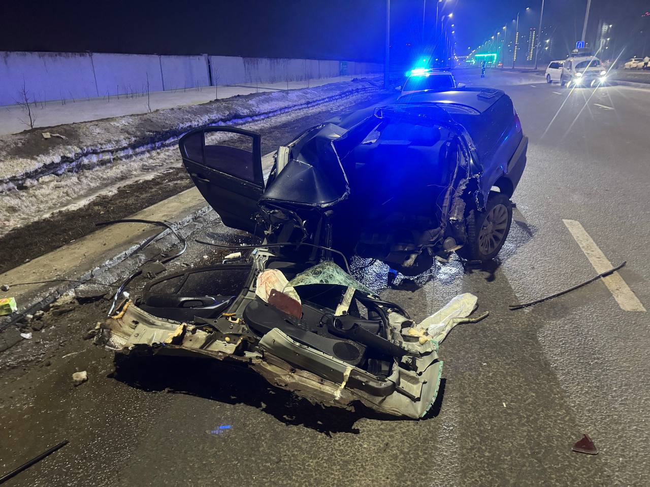 BMW "раскололась" надвое, врезавшись в столб в Оренбурге — один человек погиб BMW "раскололась" надвое, врезавшись в столб в Оренбурге — один человек погиб