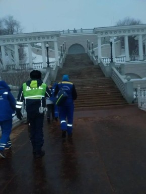 Оренбургские полицейские спасли девушку, готовую прыгнуть с моста