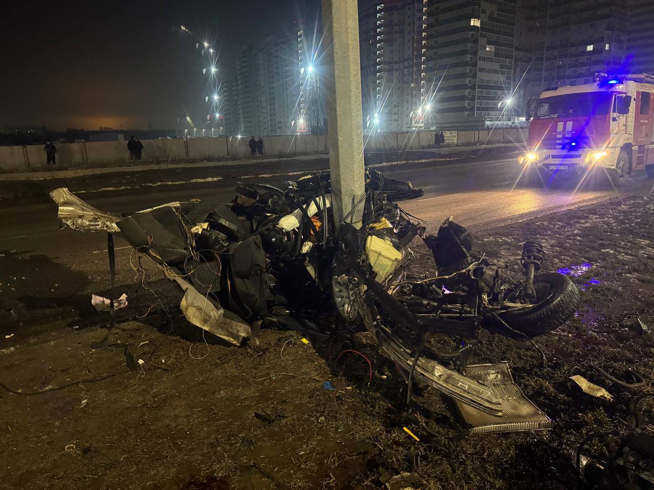 BMW "раскололась" надвое, врезавшись в столб в Оренбурге — один человек погиб BMW "раскололась" надвое, врезавшись в столб в Оренбурге — один человек погиб