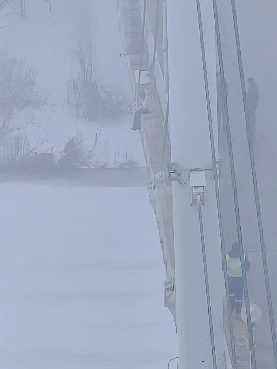 Оренбургские полицейские спасли девушку, готовую прыгнуть с моста Оренбургские полицейские спасли девушку, готовую прыгнуть с моста