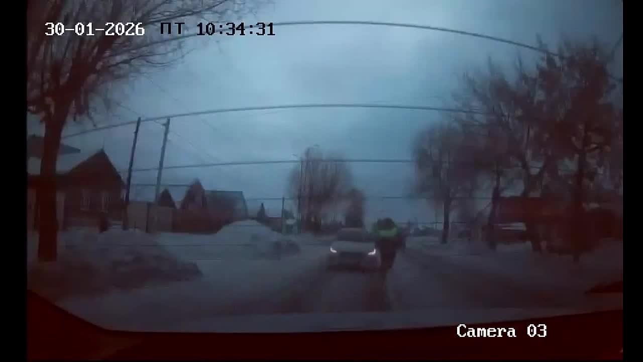 Ударил инспектора и прокатил на скорости в дверном проеме: В Сорочинске будут судить водителя автомобиля