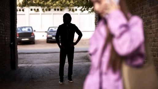 Как защититься от навязчивого поклонника: советы юриста в 2026 году