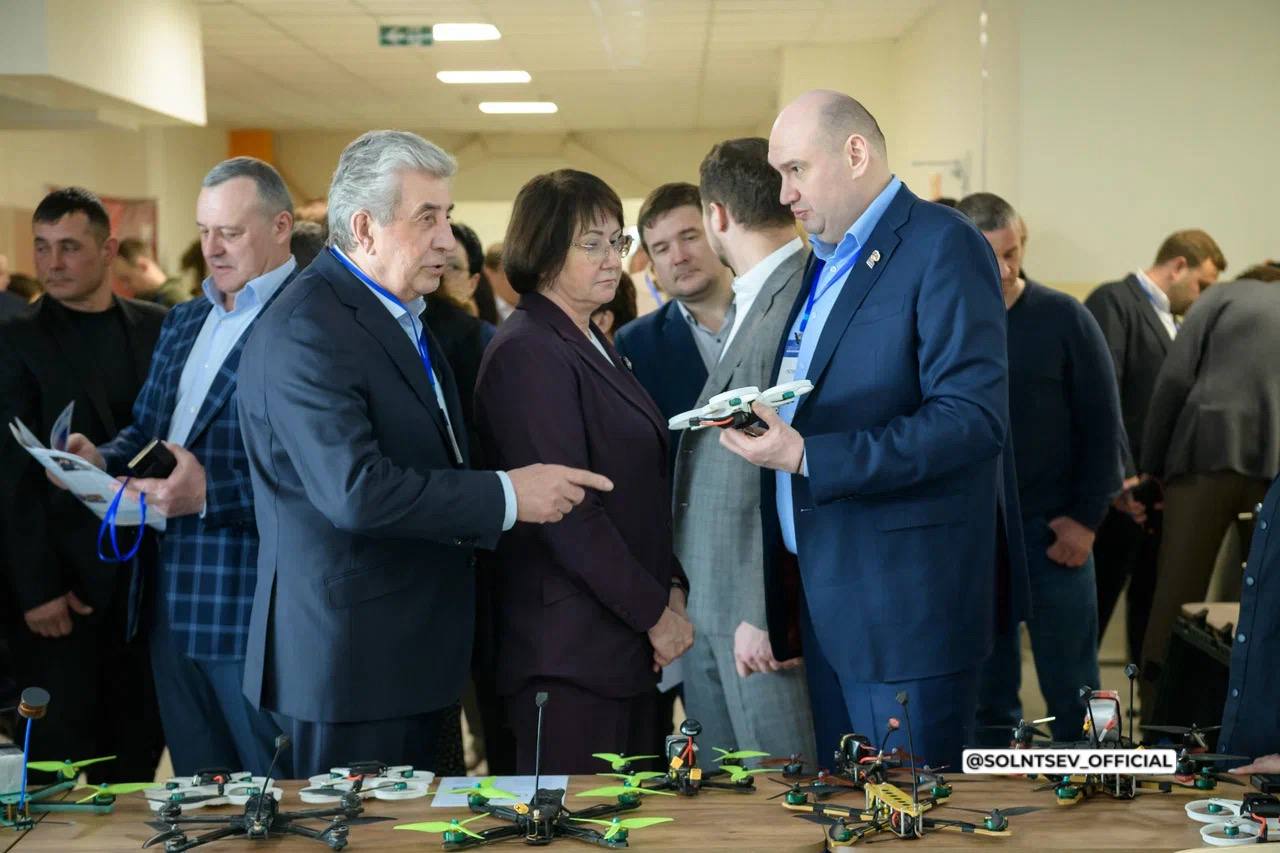 Евгений Солнцев: 80 тысяч наказов оренбуржцев были выполнены за пять лет в рамках народной программы «Единой России» Евгений Солнцев: 80 тысяч наказов оренбуржцев были выполнены за пять лет в рамках народной программы «Единой России»