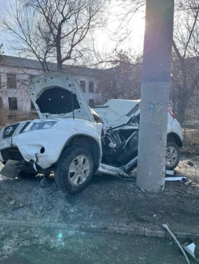 Под Орском в результате наезда на опору ЛЭП погиб 42-летний водитель