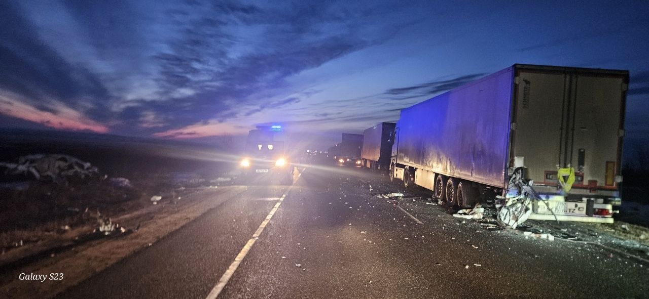 Два человека погибли в ДТП в Оренбургской области, когда ехали в сторону границы с Казахстаном Два человека погибли в ДТП в Оренбургской области, когда ехали в сторону границы с Казахстаном