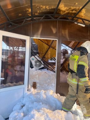 В Саракташском районе женщина пострадала при обрушении навеса из-за скопившегося снега