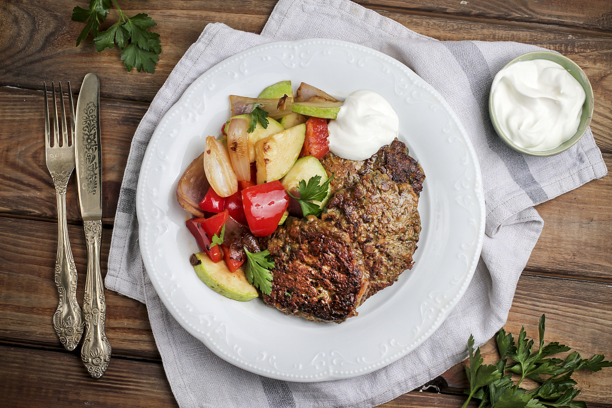 Вкусная находка для ужина: оладьи из говяжьей печени с овощами