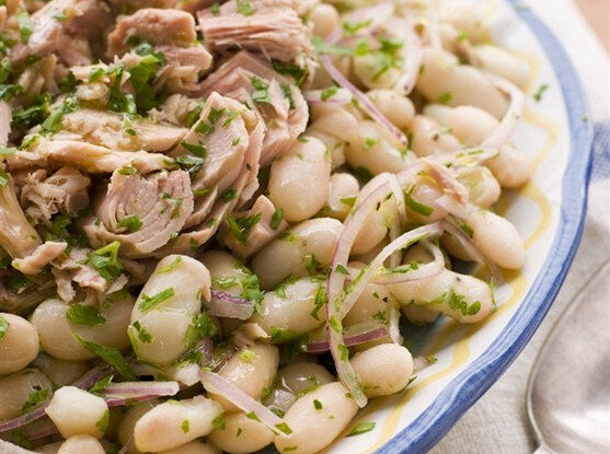 Салат из тунца с белой фасолью