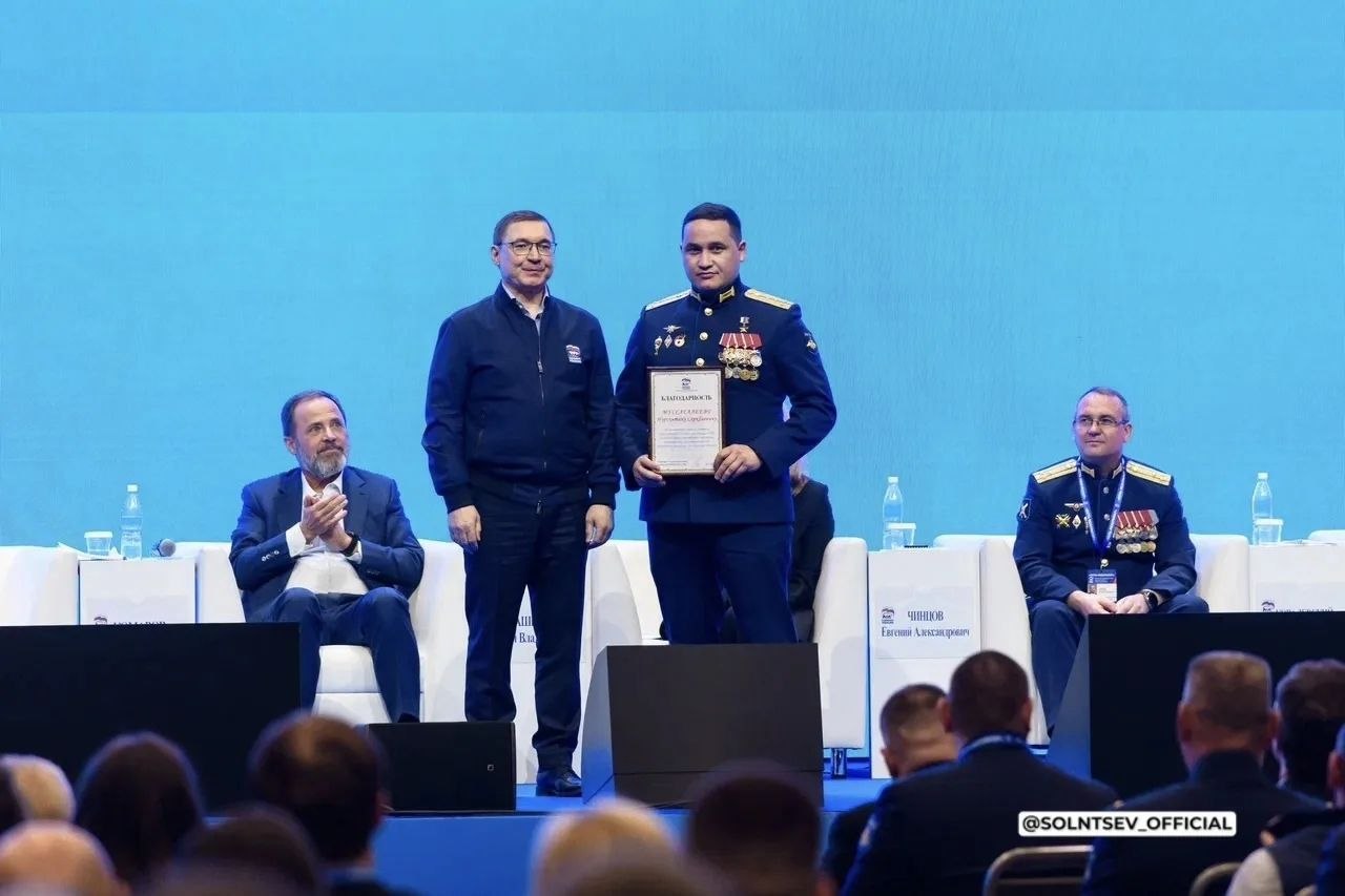 Евгений Солнцев: Сегодня в рамках окружного форума «Есть результат!» наша воспитатель из Бугуруслана, которая в феврале вместе со своей коллегой спасла детей от ворвавшегося в детский сад вооружённого преступника, получила... Евгений Солнцев: Сегодня в рамках окружного форума «Есть результат!» наша воспитатель из Бугуруслана, которая в феврале вместе со своей коллегой спасла детей от ворвавшегося в детский сад вооружённого преступника, получила...