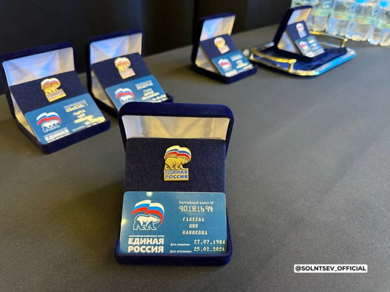 Евгений Солнцев: Сегодня в рамках окружного форума «Есть результат!» наша воспитатель из Бугуруслана, которая в феврале вместе со своей коллегой спасла детей от ворвавшегося в детский сад вооружённого преступника, получила... Евгений Солнцев: Сегодня в рамках окружного форума «Есть результат!» наша воспитатель из Бугуруслана, которая в феврале вместе со своей коллегой спасла детей от ворвавшегося в детский сад вооружённого преступника, получила...