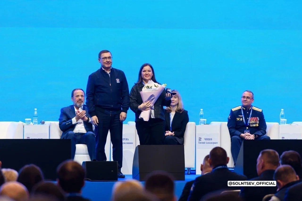 Евгений Солнцев: Сегодня в рамках окружного форума «Есть результат!» наша воспитатель из Бугуруслана, которая в феврале вместе со своей коллегой спасла детей от ворвавшегося в детский сад вооружённого преступника, получила... Евгений Солнцев: Сегодня в рамках окружного форума «Есть результат!» наша воспитатель из Бугуруслана, которая в феврале вместе со своей коллегой спасла детей от ворвавшегося в детский сад вооружённого преступника, получила...