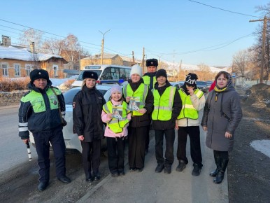 Сотрудники Госавтоинспекции совместно с отрядом ЮИД провели рейд в городе Кувандык