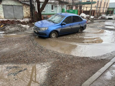 В Оренбурге таксисты отказываются ехать на улицу Сухарева из-за убитой дороги