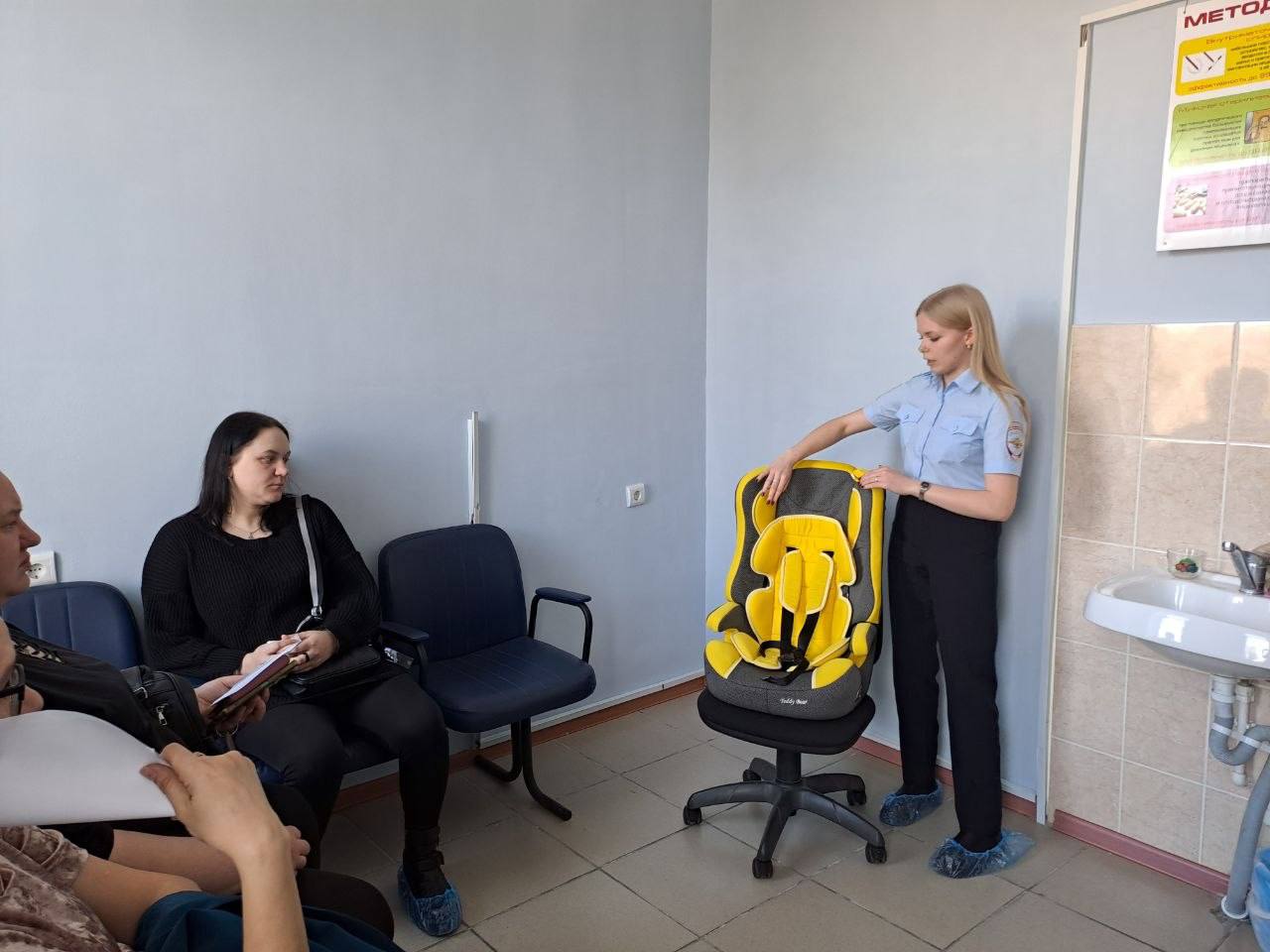 Сотрудники Госавтоинспекции в рамках информационно-пропагандистской акции «Ребёнок - главный пассажир» провели беседу с будущими мамами в ГБУЗ «ГБ» г. Кувандыка