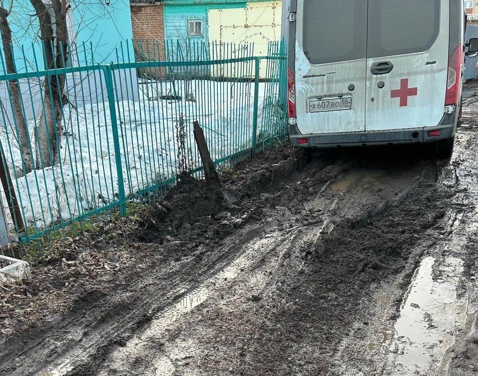 В Оренбурге на узкой дороге застряла машина скорой помощи