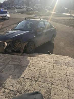 В Оренбурге «Датсун» после столкновения с внедорожником въехал в отдел полиции