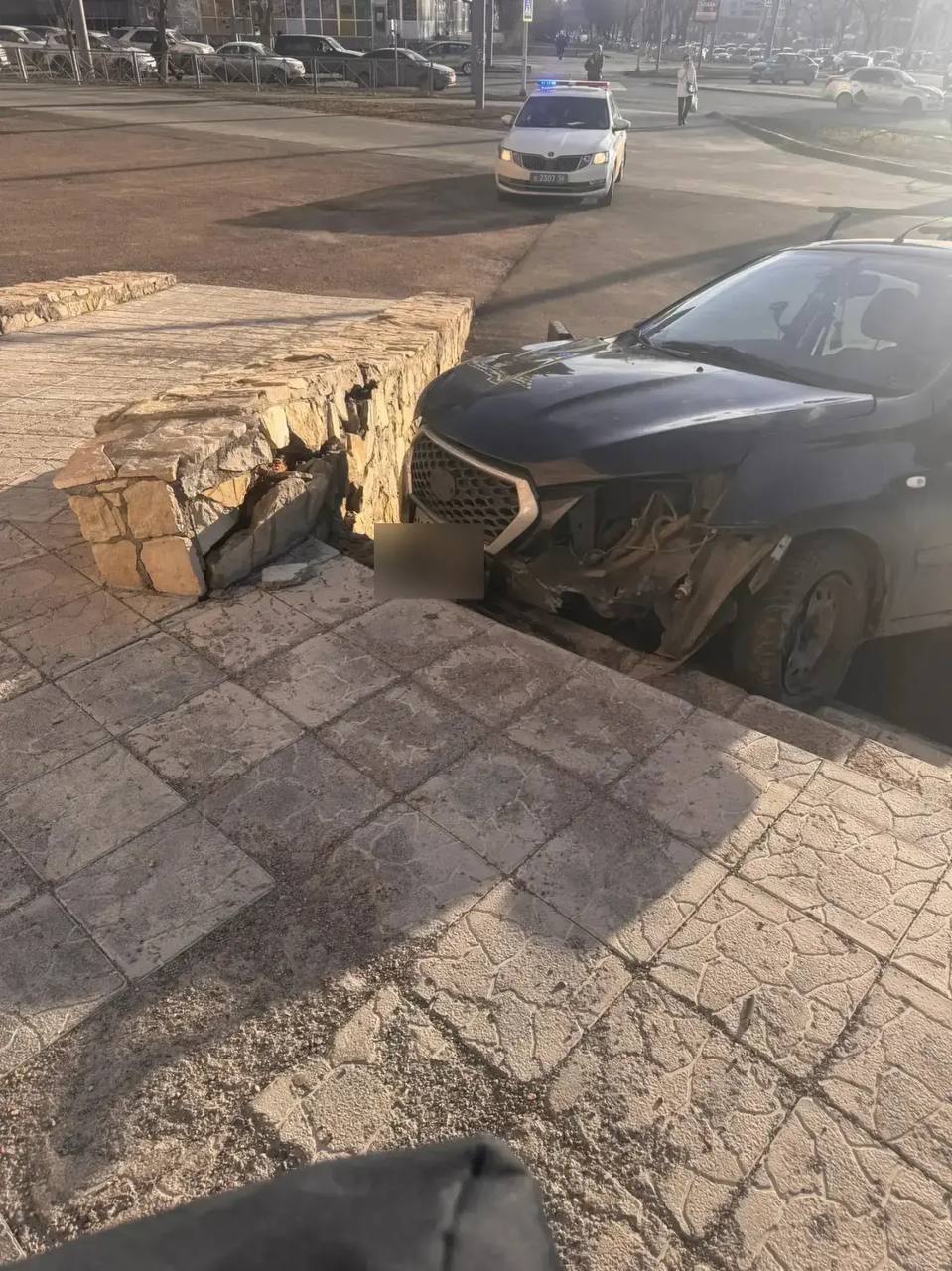 В Оренбурге «Датсун» после столкновения с внедорожником въехал в отдел полиции В Оренбурге «Датсун» после столкновения с внедорожником въехал в отдел полиции