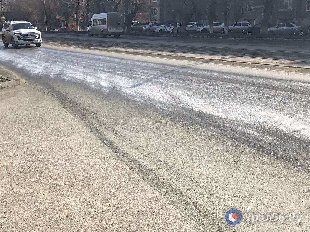 Дороги в Орске теперь моют с шампунем