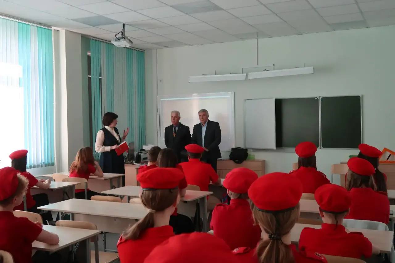 Ветераны УФСБ встретились с учениками школы «Экодолье» и рассказали о службе в госбезопасности