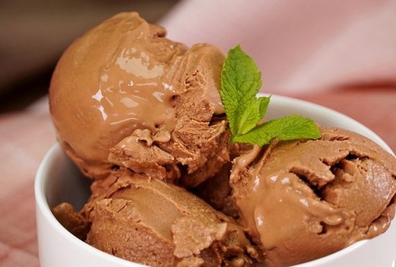 Сладкое наслаждение: мороженое с варёной сгущёнкой и шоколадом