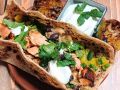 Вкусные тако с ямайским лососем и сальсами из ананаса и бананов