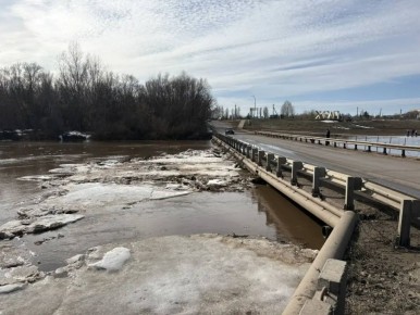 Из-за подъема воды в Бузулуке закрыли движение по нижнему мосту через реку Самару