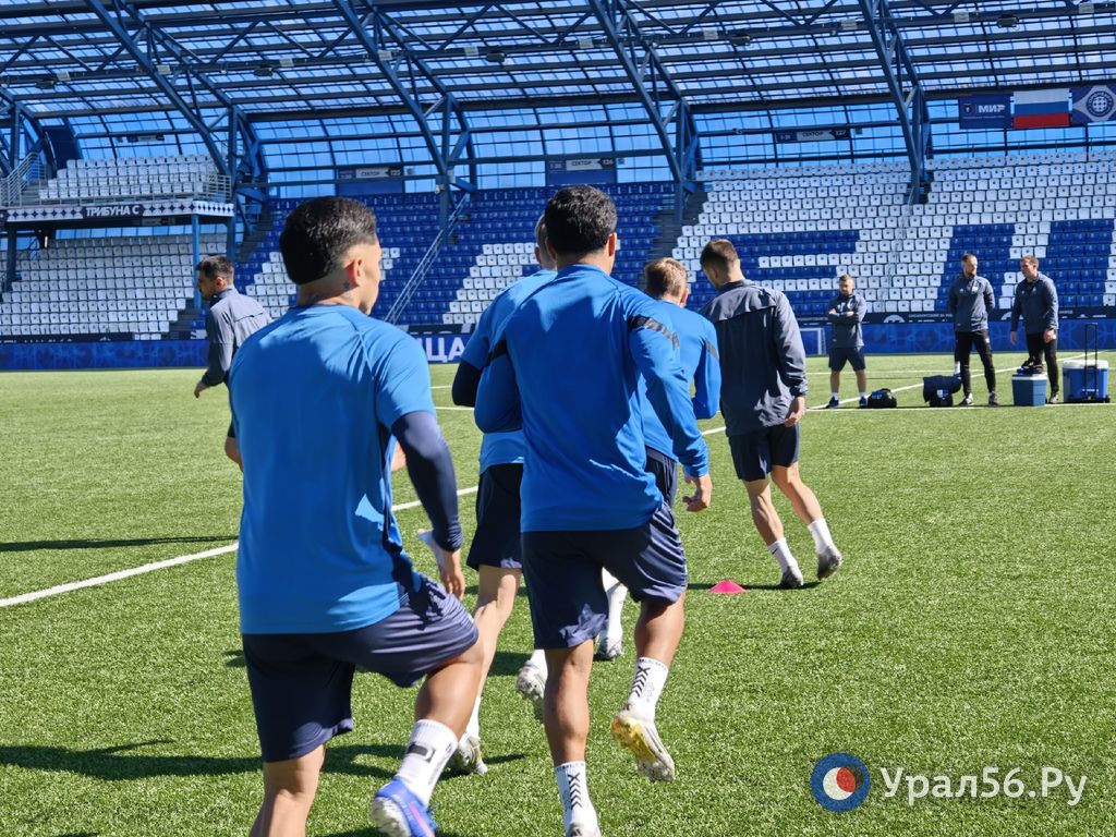 На стадионе «Газовик» проходит открытая тренировка ФК «Оренбург» для болельщиков На стадионе «Газовик» проходит открытая тренировка ФК «Оренбург» для болельщиков