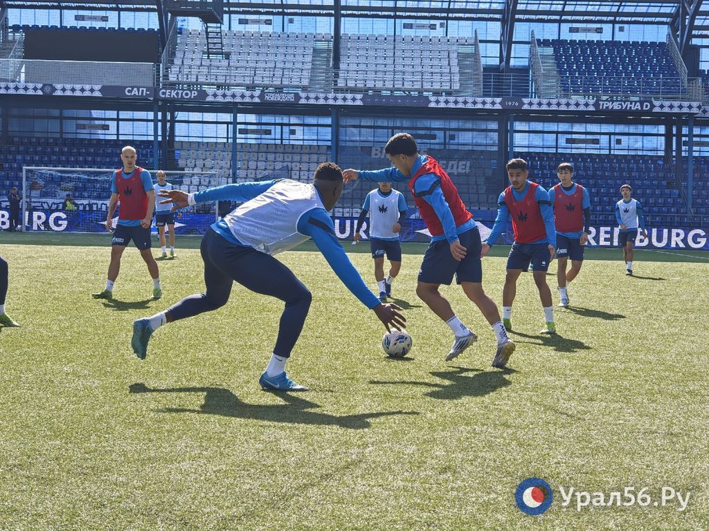 На стадионе «Газовик» проходит открытая тренировка ФК «Оренбург» для болельщиков На стадионе «Газовик» проходит открытая тренировка ФК «Оренбург» для болельщиков