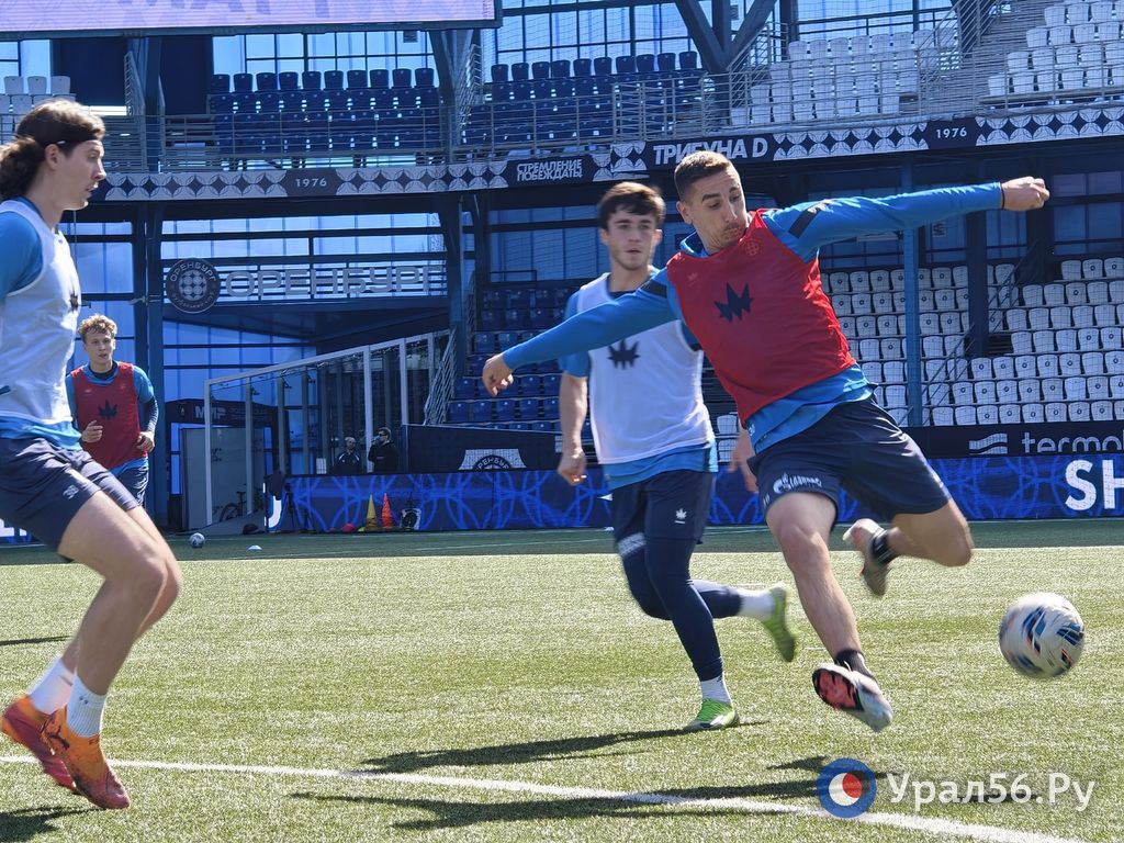 На стадионе «Газовик» проходит открытая тренировка ФК «Оренбург» для болельщиков На стадионе «Газовик» проходит открытая тренировка ФК «Оренбург» для болельщиков