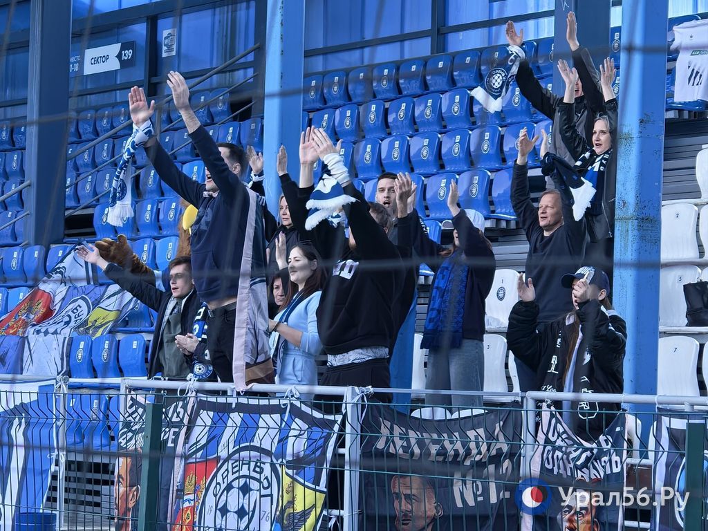 На стадионе «Газовик» проходит открытая тренировка ФК «Оренбург» для болельщиков На стадионе «Газовик» проходит открытая тренировка ФК «Оренбург» для болельщиков