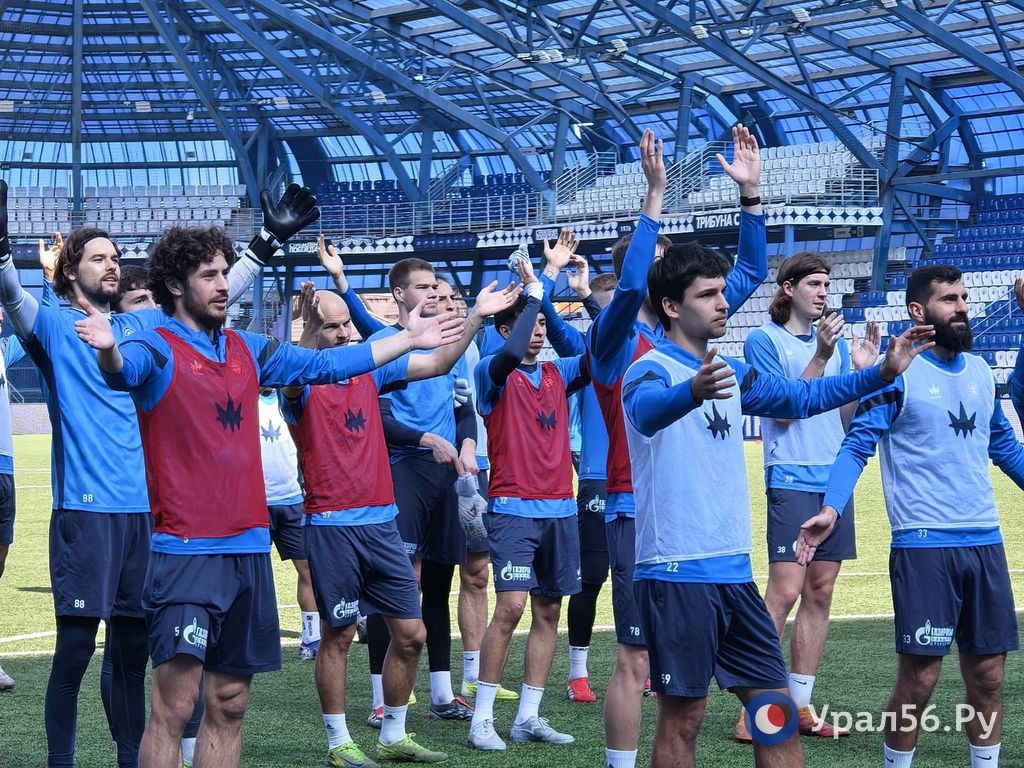 На стадионе «Газовик» проходит открытая тренировка ФК «Оренбург» для болельщиков На стадионе «Газовик» проходит открытая тренировка ФК «Оренбург» для болельщиков
