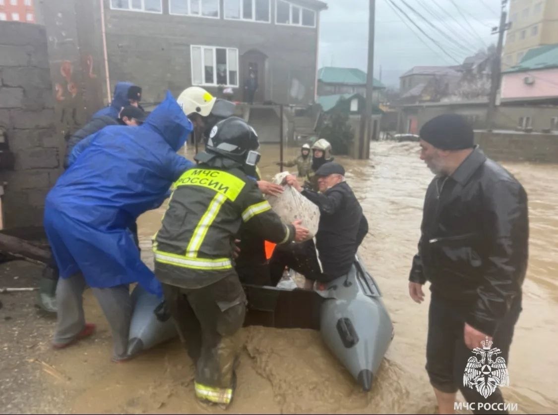 В Дагестане наводнение после мощного ливня: Людей эвакуируют, подтоплено около 500 домов В Дагестане наводнение после мощного ливня: Людей эвакуируют, подтоплено около 500 домов