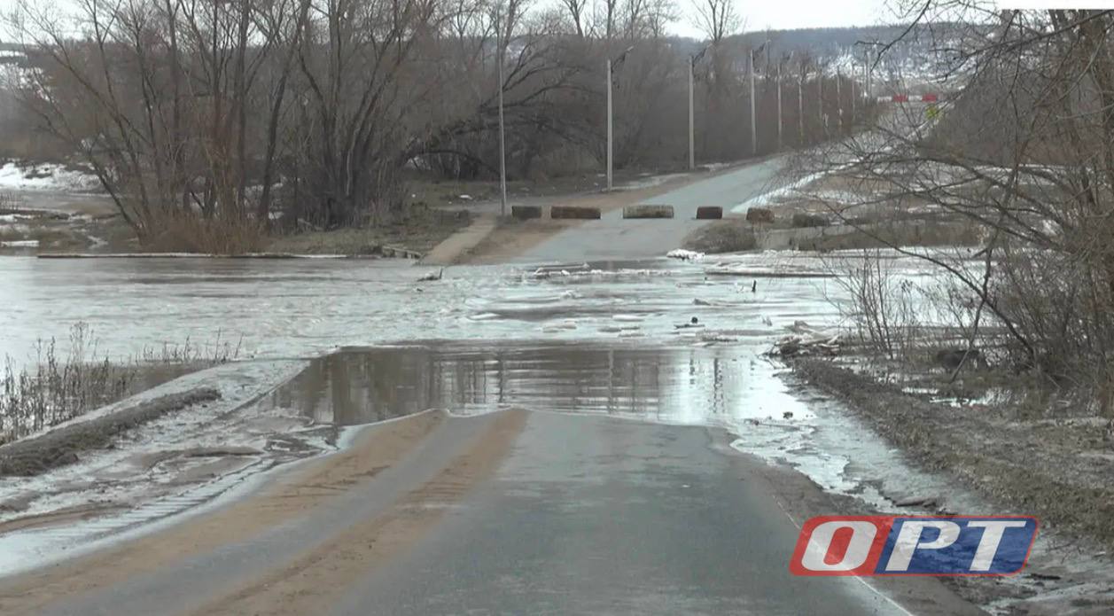 На дороге возле Бузулукского бора перекрыли мост через Самару из-за паводка