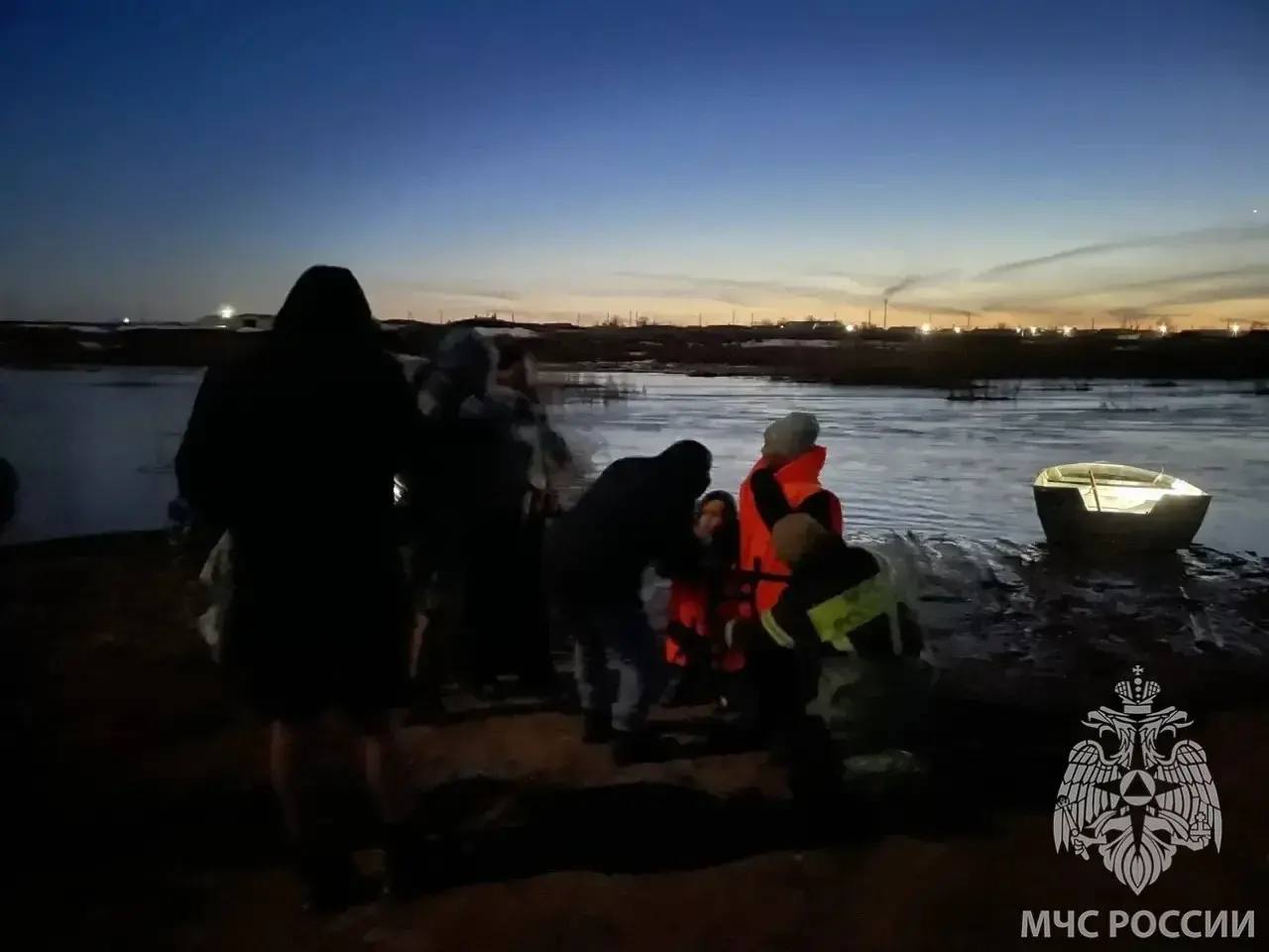 Поехали на родник и оказались в западне: Под Адамовкой неожиданно разлилась река Акташка Поехали на родник и оказались в западне: Под Адамовкой неожиданно разлилась река Акташка