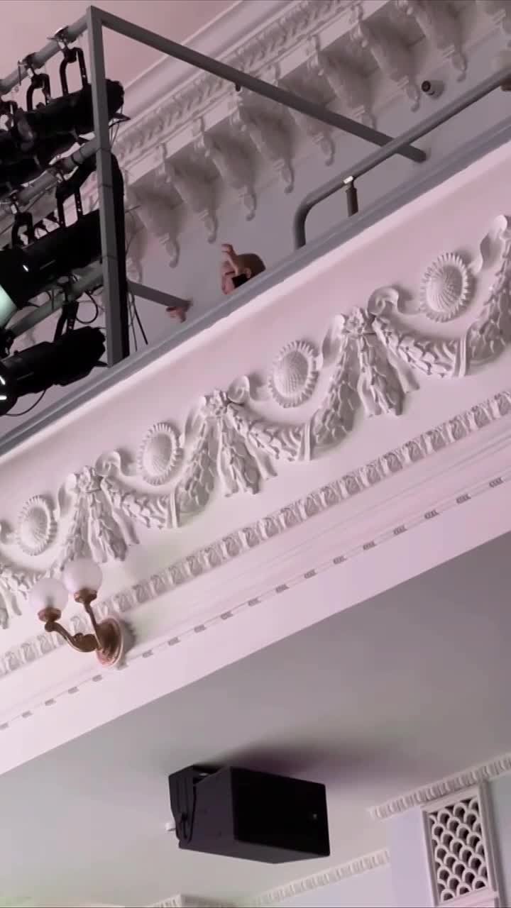 На концерте Оренбургского государственного симфонического оркестра «Вальс цветов» юный зритель попробовал себя в роли дирижера