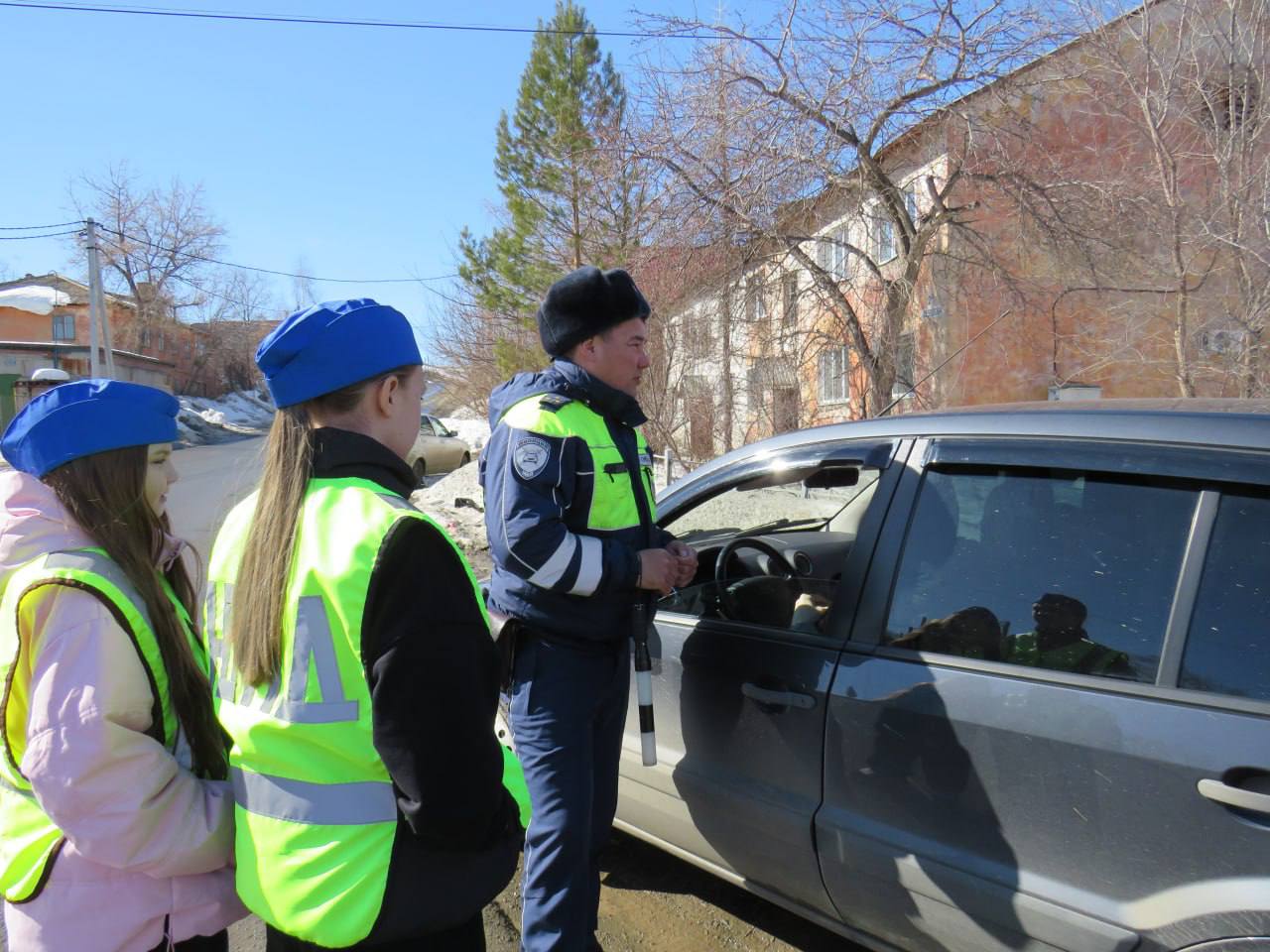 Сотрудники Госавтоинспекции совместно с отрядом ЮИД школы 1 провели рейд в городе Медногорск Сотрудники Госавтоинспекции совместно с отрядом ЮИД школы 1 провели рейд в городе Медногорск