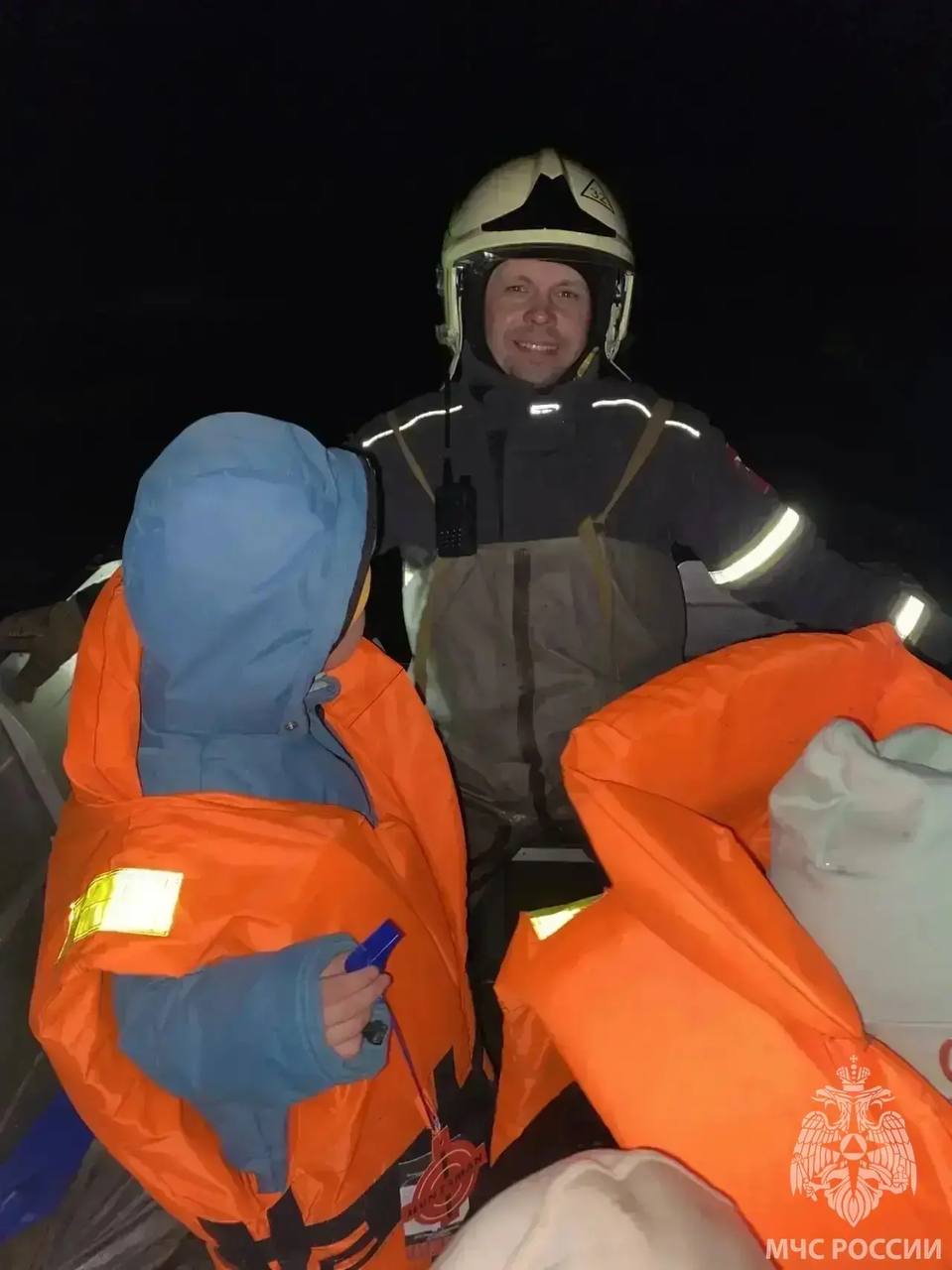 Поехали на родник и оказались в западне: Под Адамовкой неожиданно разлилась река Акташка