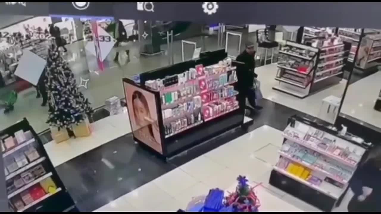 Оренбуржец украл духи на 22 тысячи и продал прохожим