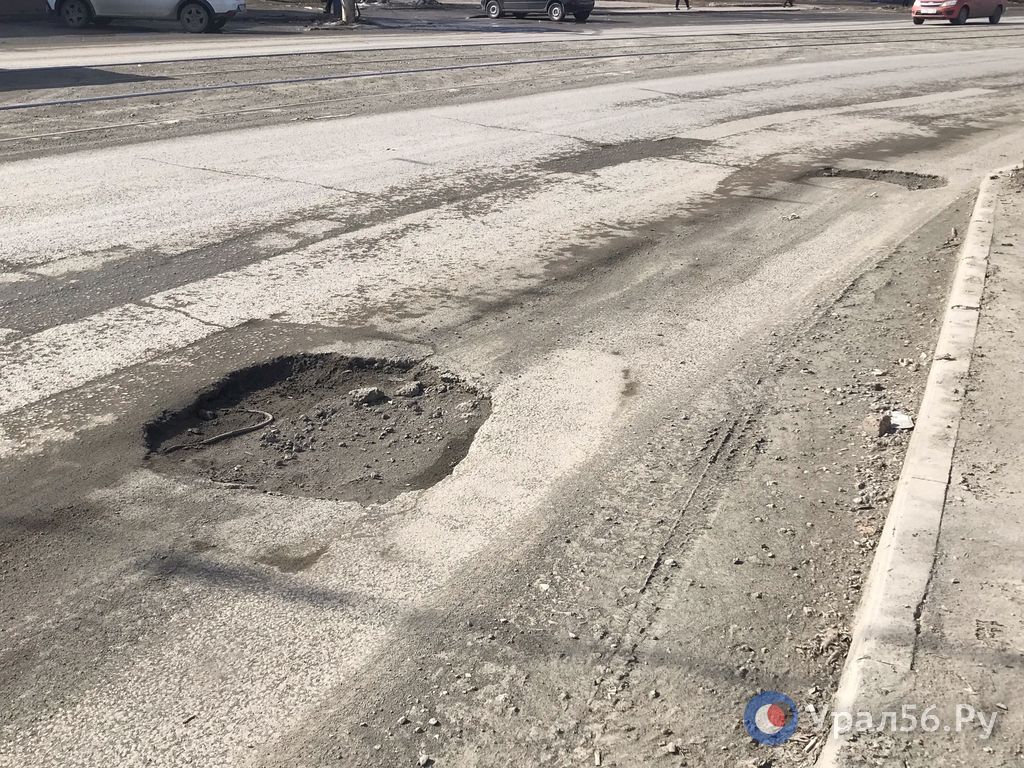 В Орске начала рассыпать дорога, отремонтированная по БКД, в самом начале проекта В Орске начала рассыпать дорога, отремонтированная по БКД, в самом начале проекта