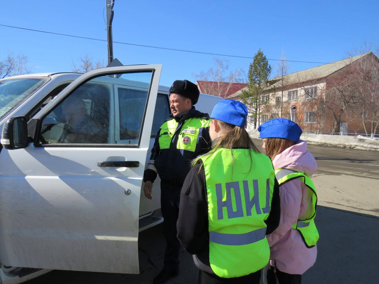Сотрудники Госавтоинспекции совместно с отрядом ЮИД школы 1 провели рейд в городе Медногорск Сотрудники Госавтоинспекции совместно с отрядом ЮИД школы 1 провели рейд в городе Медногорск