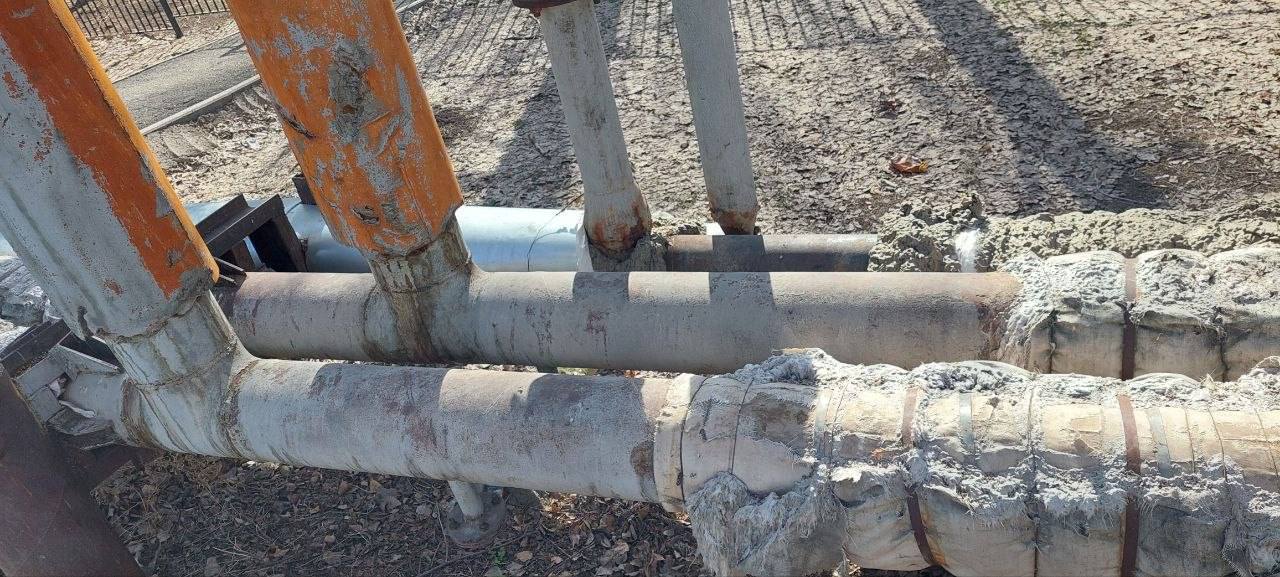 Жители улицы Туркестанской пожаловались на теплопотери изза оголенного трубопровода Жители улицы Туркестанской пожаловались на теплопотери изза оголенного трубопровода