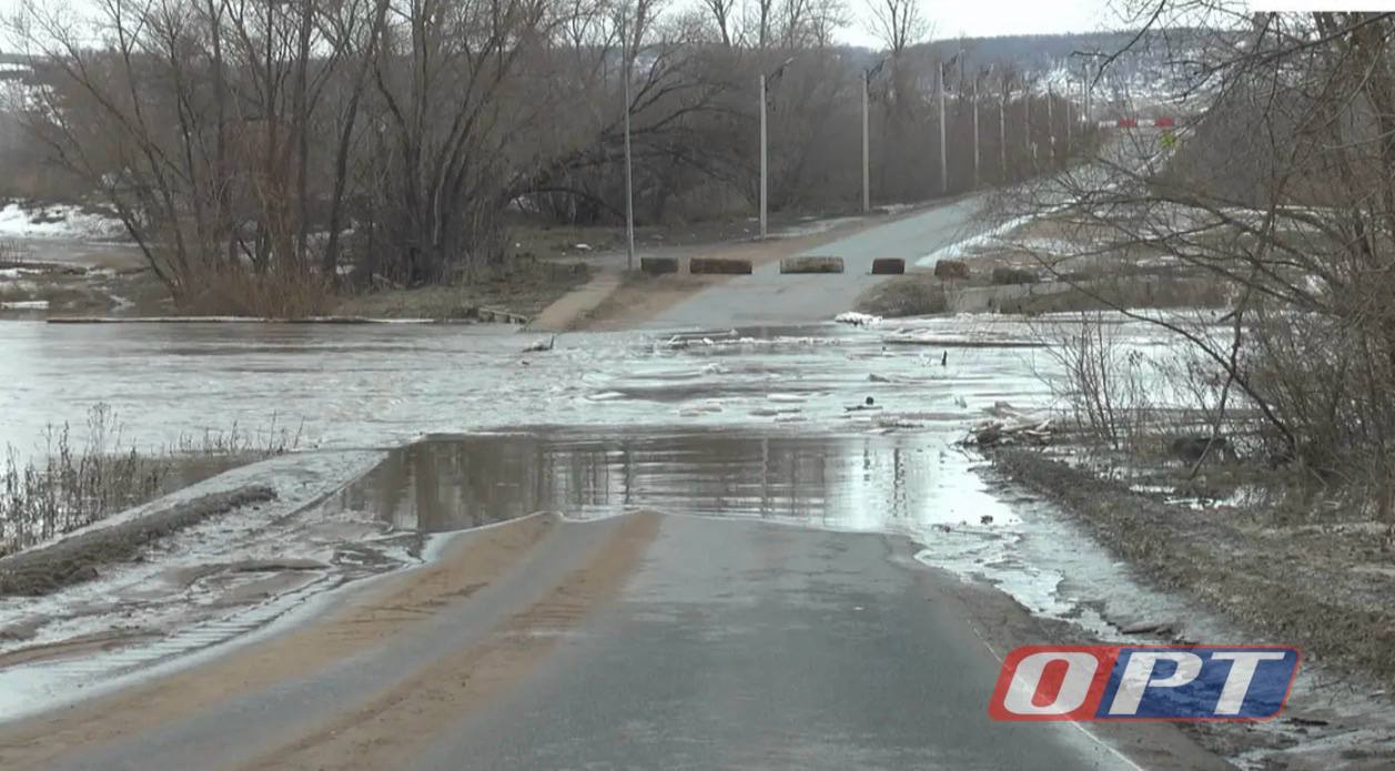 В Асекеевском районе талая вода затопила обход села, дорогу перекрыли