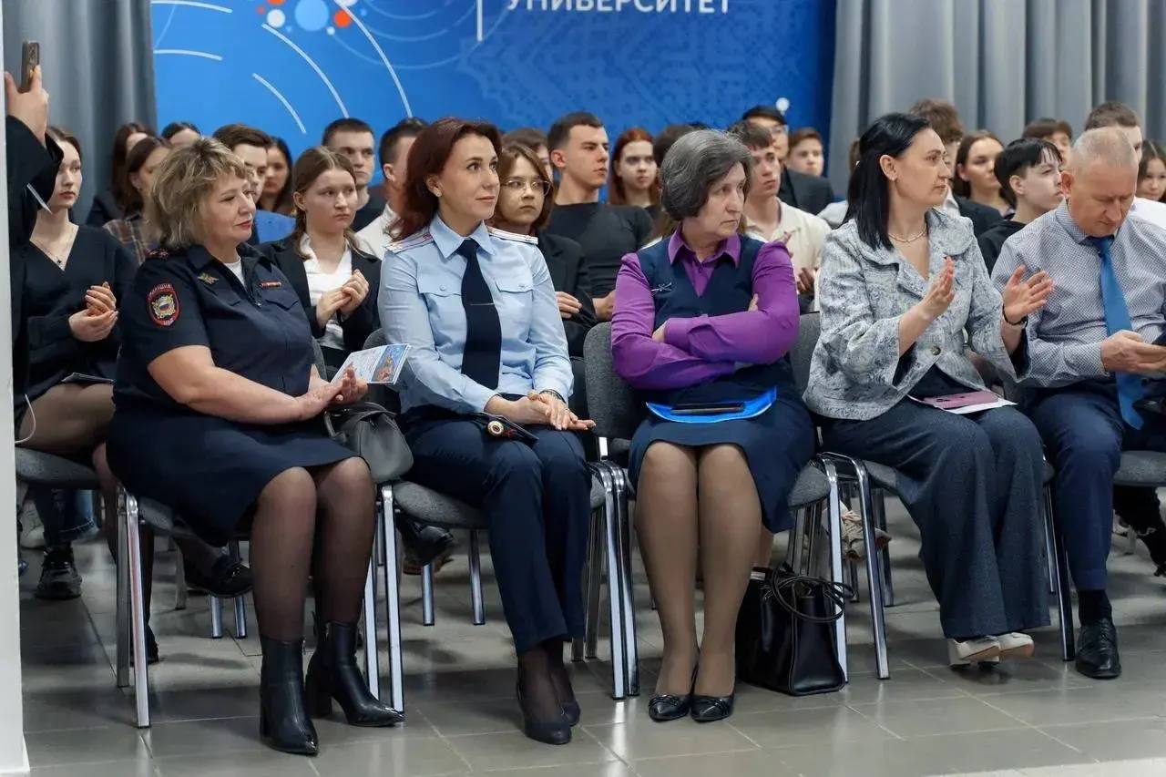 В Оренбурге обсудили, как защитить молодёжь от киберугроз и вербовки в интернете В Оренбурге обсудили, как защитить молодёжь от киберугроз и вербовки в интернете