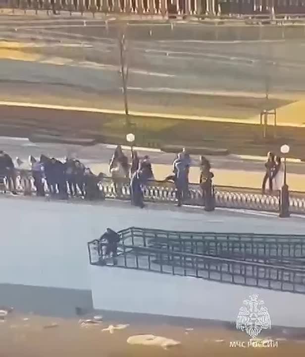 В Оренбурге мужчина спрыгнул в Урал с пешеходного моста