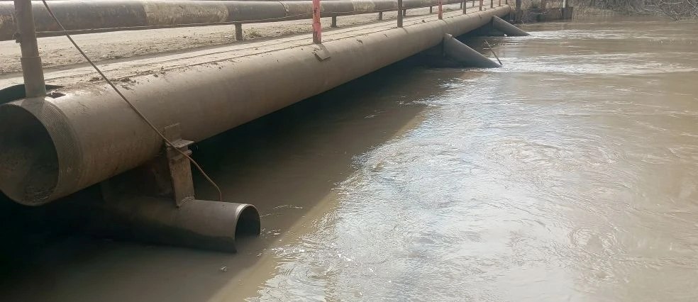 Как сегодня выглядят мосты в Бузулуке? Один из них затоплен, а второй находится от воды на расстоянии 10 см Как сегодня выглядят мосты в Бузулуке? Один из них затоплен, а второй находится от воды на расстоянии 10 см