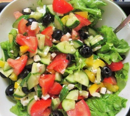 Традиционный греческий салат с яркими акцентами