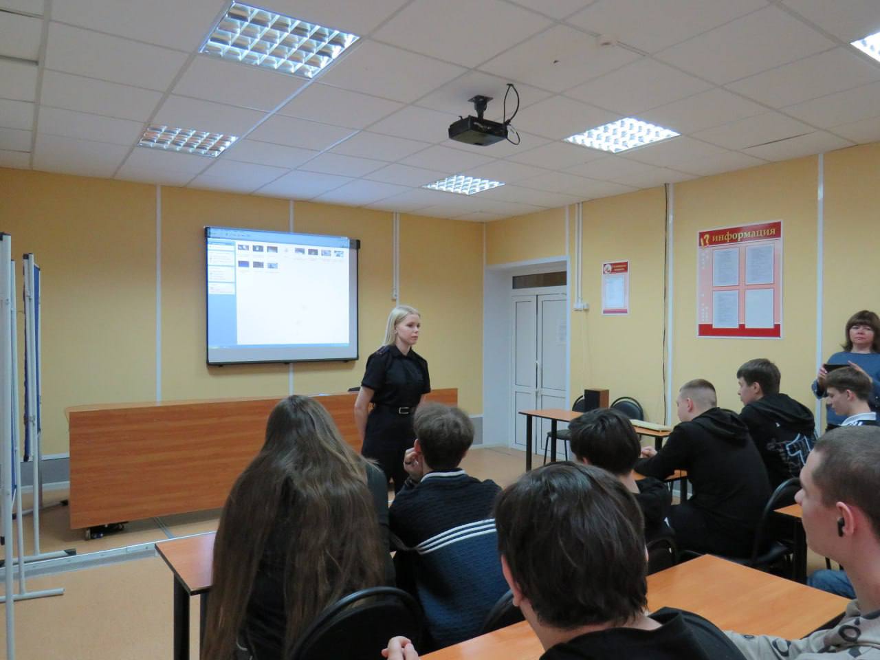 О правилах безопасного поведения на зимней дороге и о том, как сохранить жизнь в условиях интенсивного движения, студентам «Медногорского индустриального колледжа» рассказали сотрудники Госавтоинспекции О правилах безопасного поведения на зимней дороге и о том, как сохранить жизнь в условиях интенсивного движения, студентам «Медногорского индустриального колледжа» рассказали сотрудники Госавтоинспекции