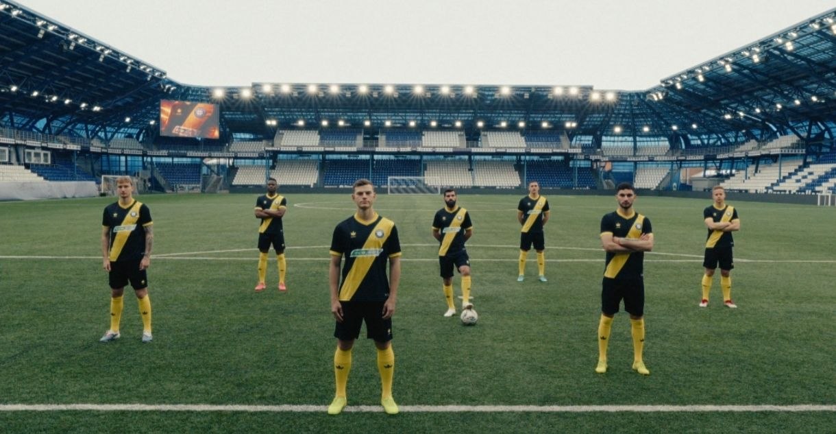 ФК «Оренбург» представил новую экипировку: футболисты в желто-черной форме выйдут на матч с «Локомотивом»